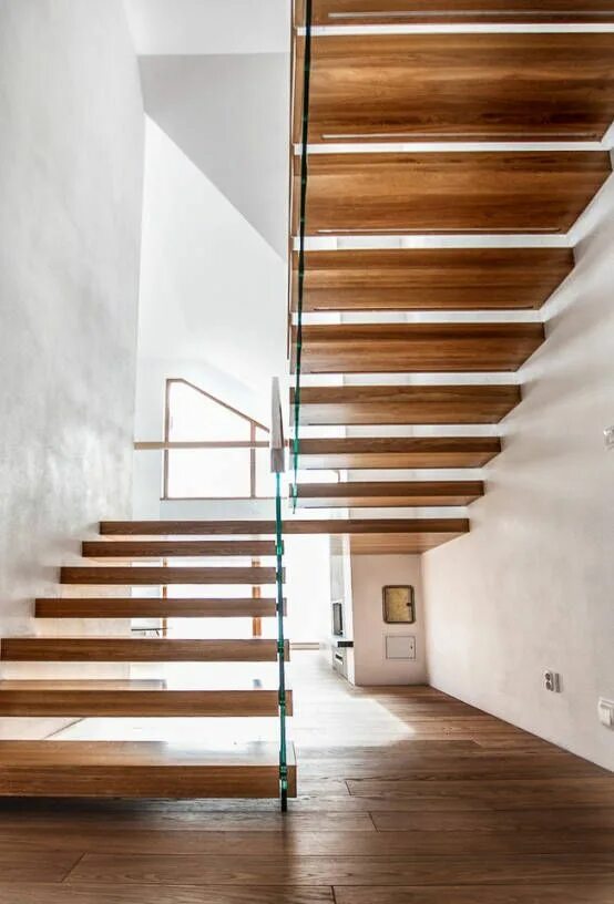 Парящие лестницы для дома фото Czy schody drewniane to najlepsza opcja do domu? homify Modern staircase, House 