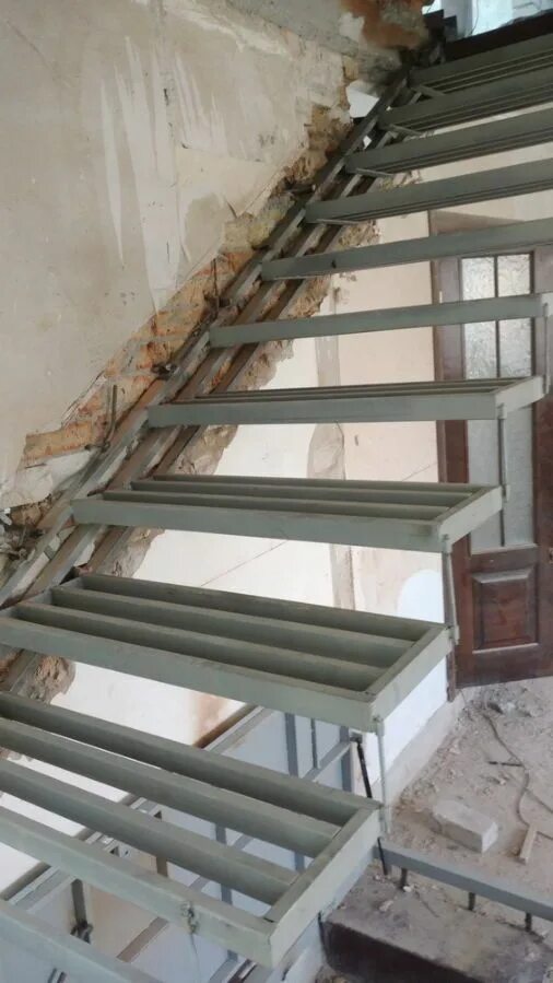Парящие лестницы из металлоконструкций для дома фото лестницы для дома Броневик Днепр Воздушная лестница, Украшение лестницы, Лестнич