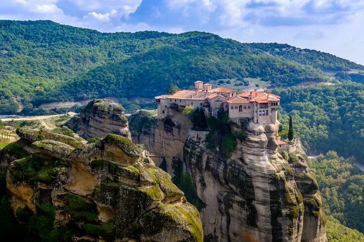 Парящие монастыри метеоры в греции фото Meteora Travel: How to Visit This Spiritual and Natural Wonder Greece tourist at