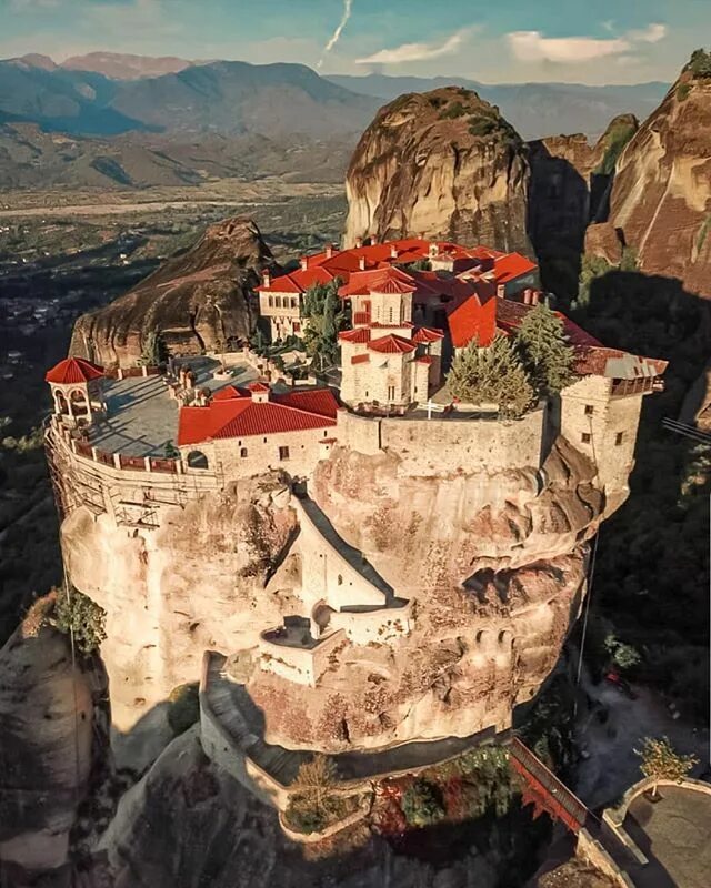 Парящие монастыри метеоры в греции фото pavlidis on Twitter Meteora greece, Medieval castle, Castle