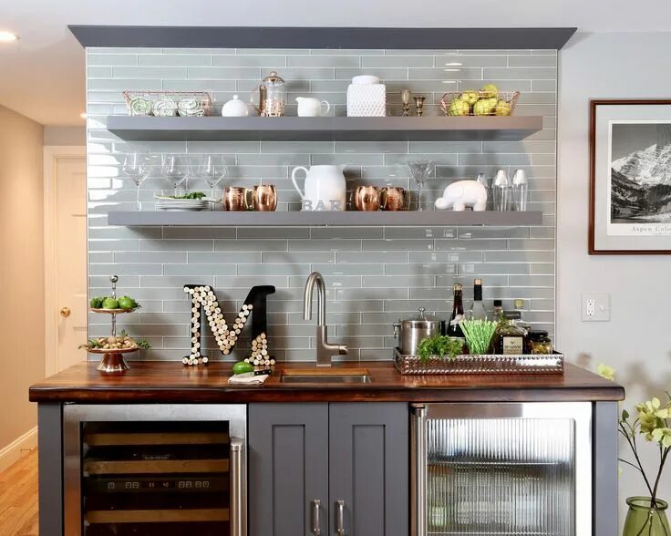 Парящие полки на кухне фото в интерьере home bar with open floating shelves Floating shelves kitchen, Kitchen shelf deco
