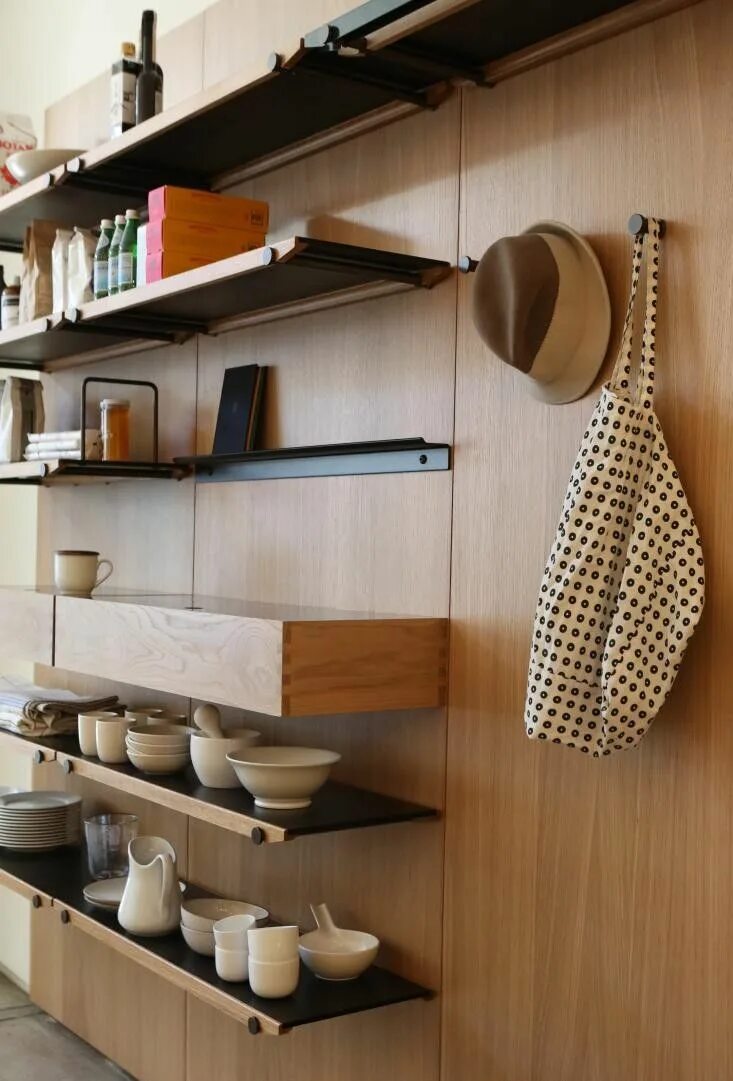 Парящие полки на кухне фото в интерьере High-Style Storage From Henrybuilt: Remodelista Modern shelving, Wooden wall she