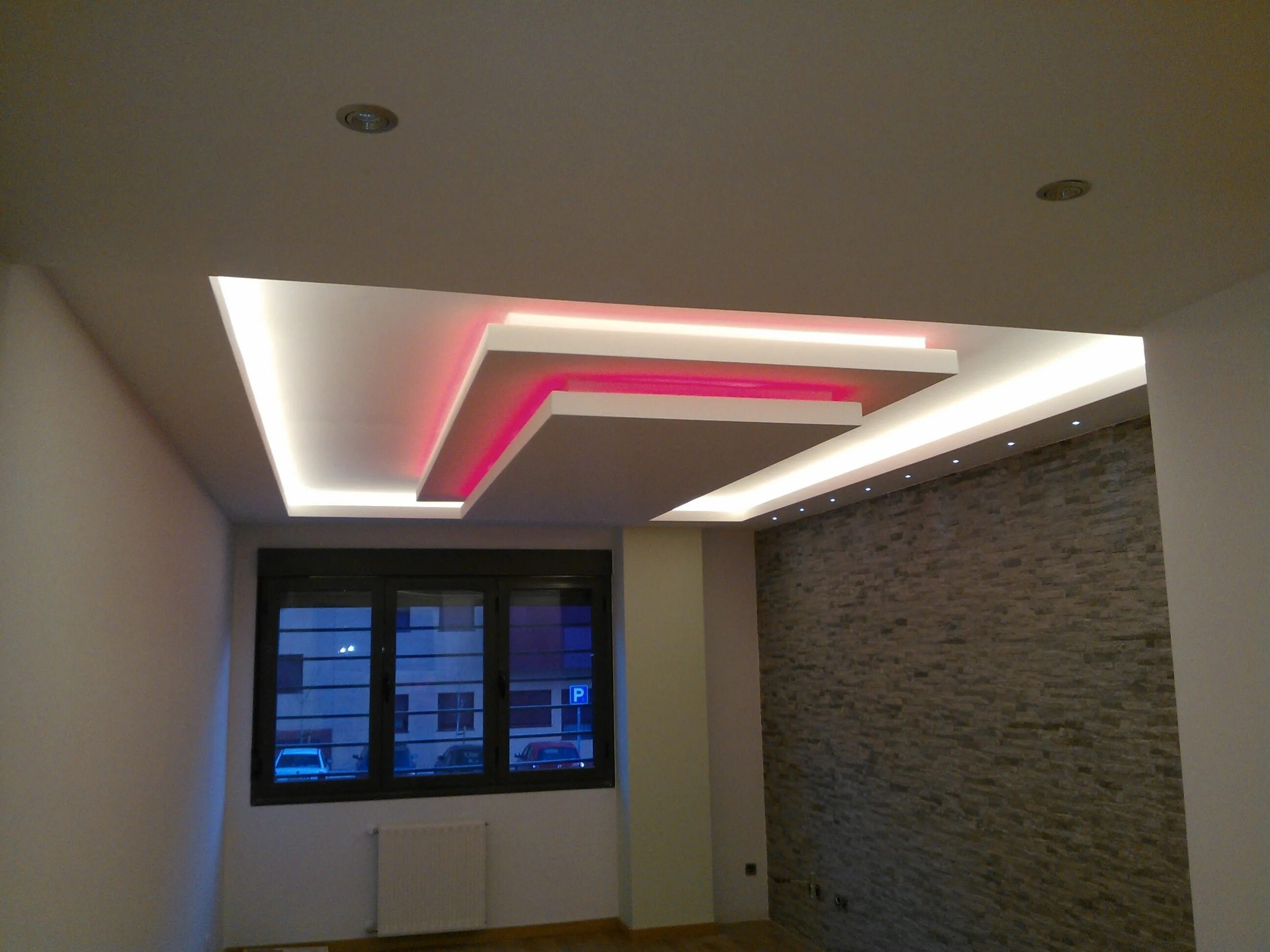 Парящие потолки гипсокартон фото falso techo niveles color rosa Falso techo, Diseño de techo, Techos