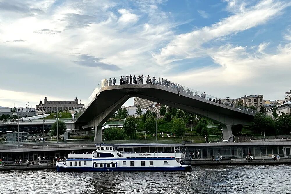 Парящий мост в зарядье фото Песни под гитару и кастинг для всех желающих. В парке "Зарядье" в эти выходные о
