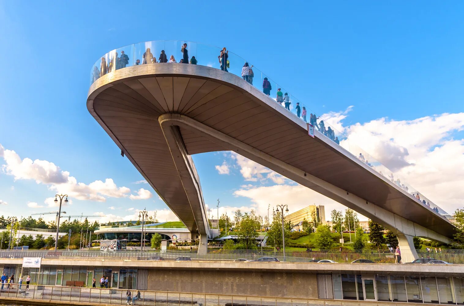 Парящий мост в зарядье фото Парящий мост, голландские пруды и летняя сцена: парки Москвы