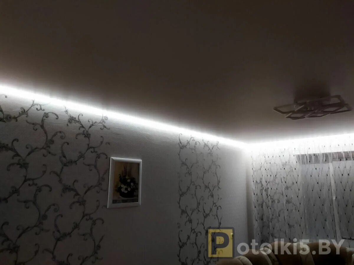 Парящий потолок фото зал Сатиновый потолок с парящей подсветкой с 1 стороны со скрытым карнизом ⋆ Проекты