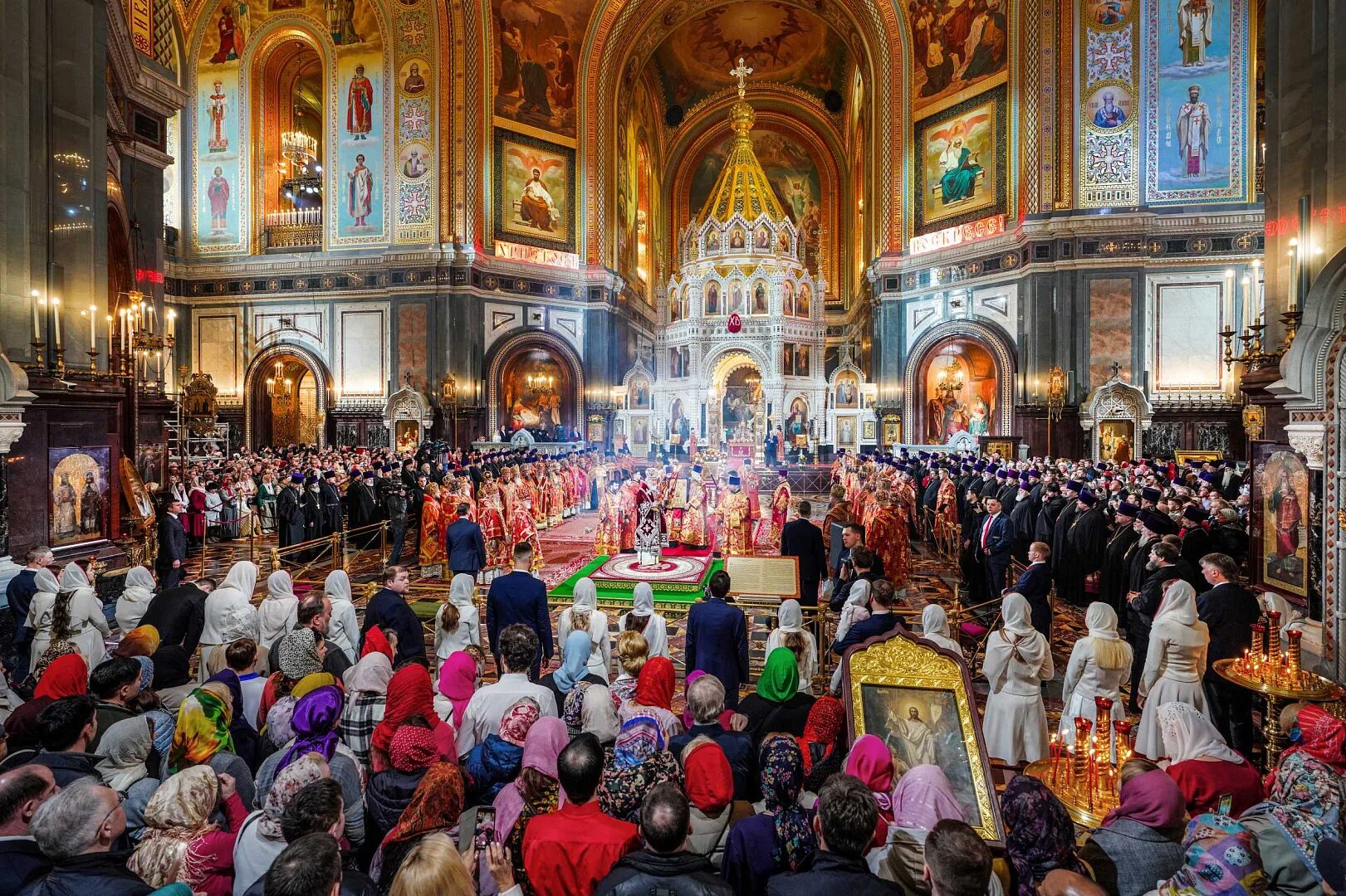 Пасха фото храма Святейший Патриарх Кирилл совершил Пасхальную великую вечерню в Храме Христа Спа