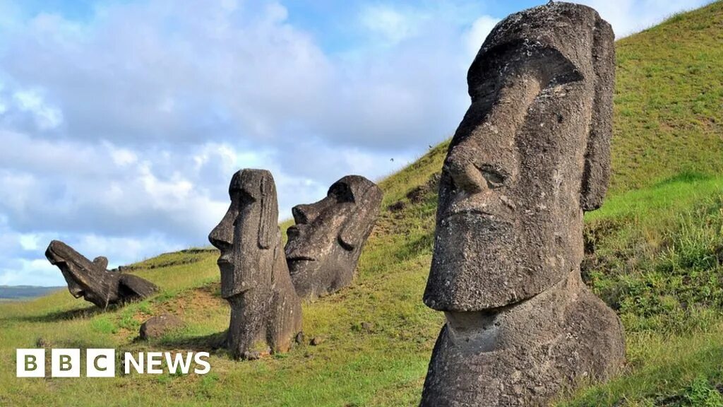 Пасха остров смешные статуи фото Easter Island: Anger after truck crashes into sacred statue - BBC News