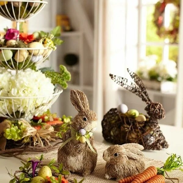 Пасхальный декор для дома Easter bunnies placed on the table Centre de table pour pâques, Decoration table