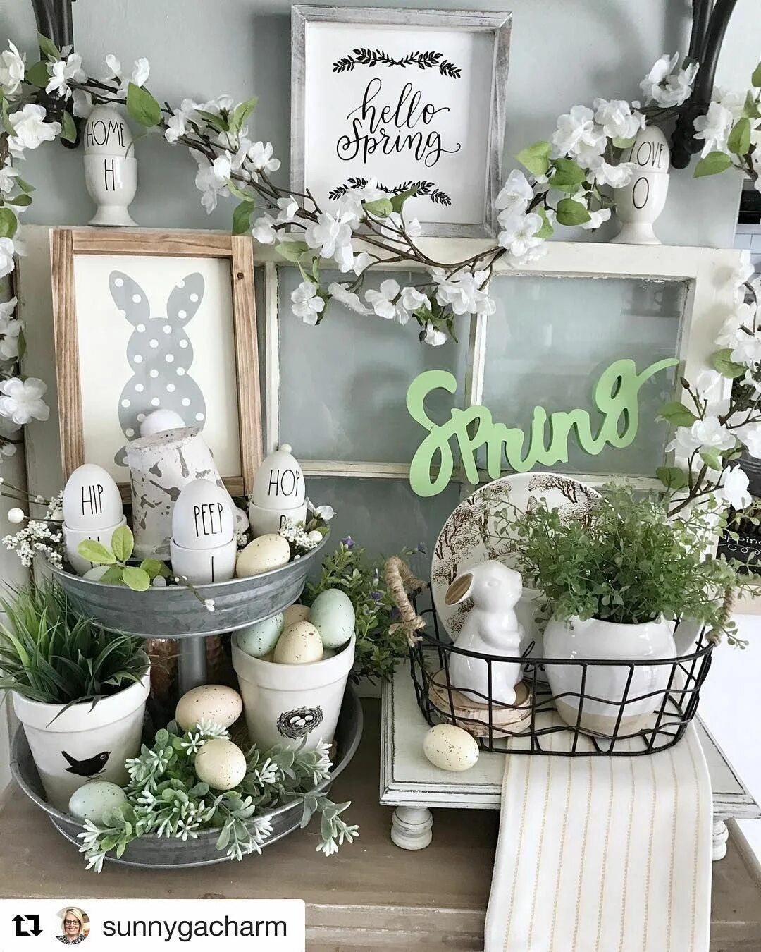 Пасхальный декор для дома L'immagine può contenere: 1 persona, pianta e spazio al chiuso Diy easter decora