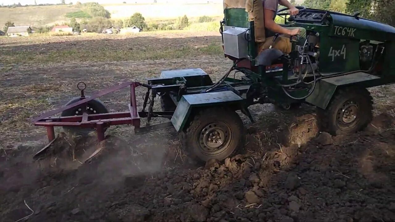 Пашем самодельным трактором Саморобний трактор-переломка 4х4 + саморобний плуг оранка - YouTube