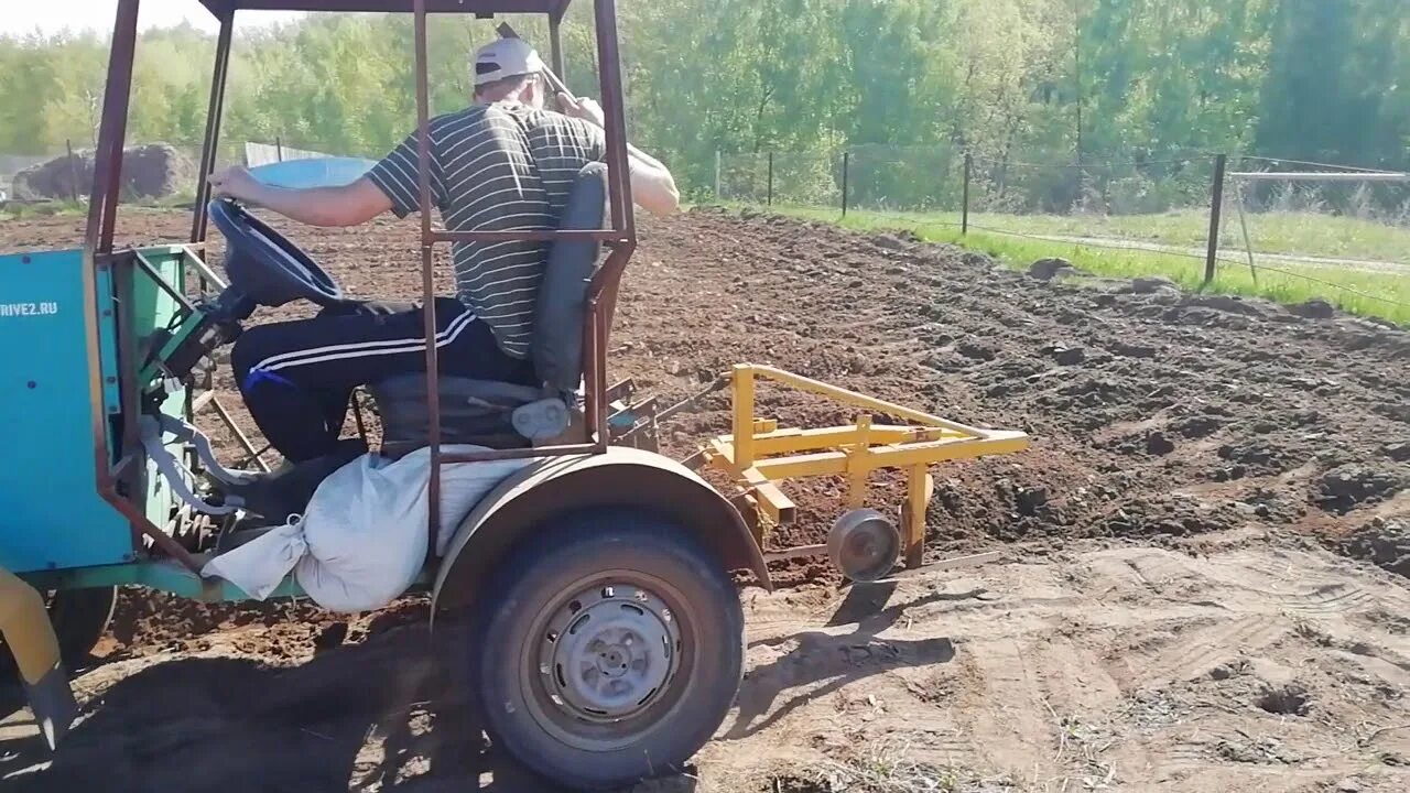 Пашем самодельным трактором Пахота самодельным плугом - YouTube