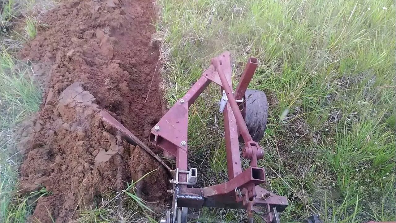 Пашем самодельным трактором Самодельный плуг пахота - YouTube
