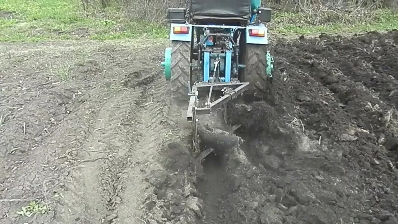 Пашем самодельным трактором Минитрактор малютка пашет 2х корпусным плугом - YouTube