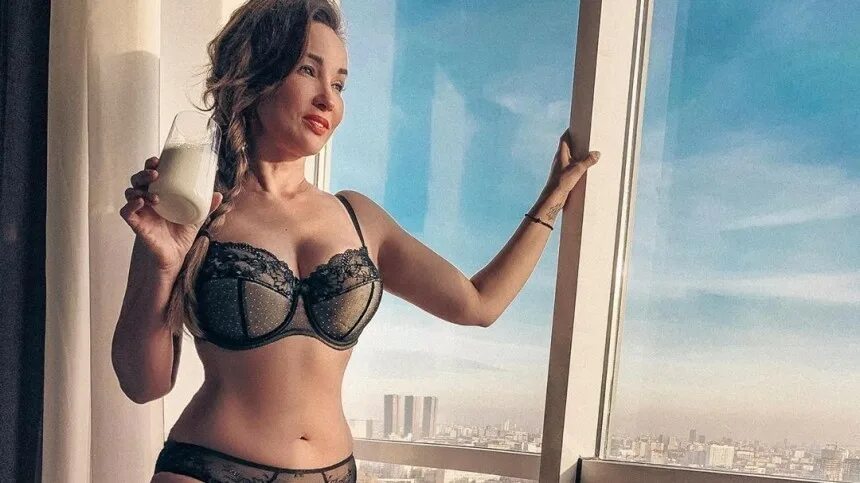 Пасматрет фото 18 анфиса чехова откравени видео Чехова показала, с кем целуется в губы по утрам - фото