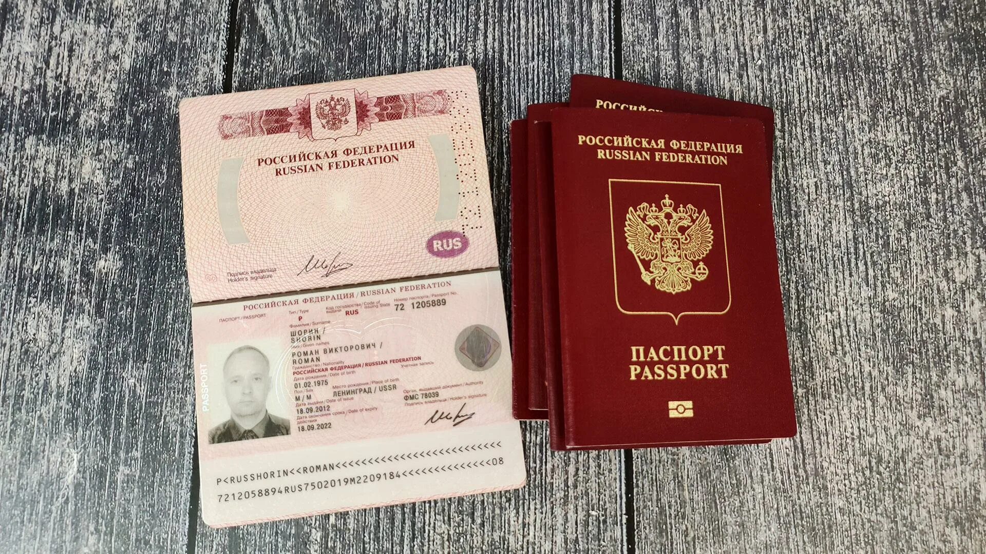 Паспорт старого образца фото Загранпаспорт России за рубежом подорожал от $5 до $10.
