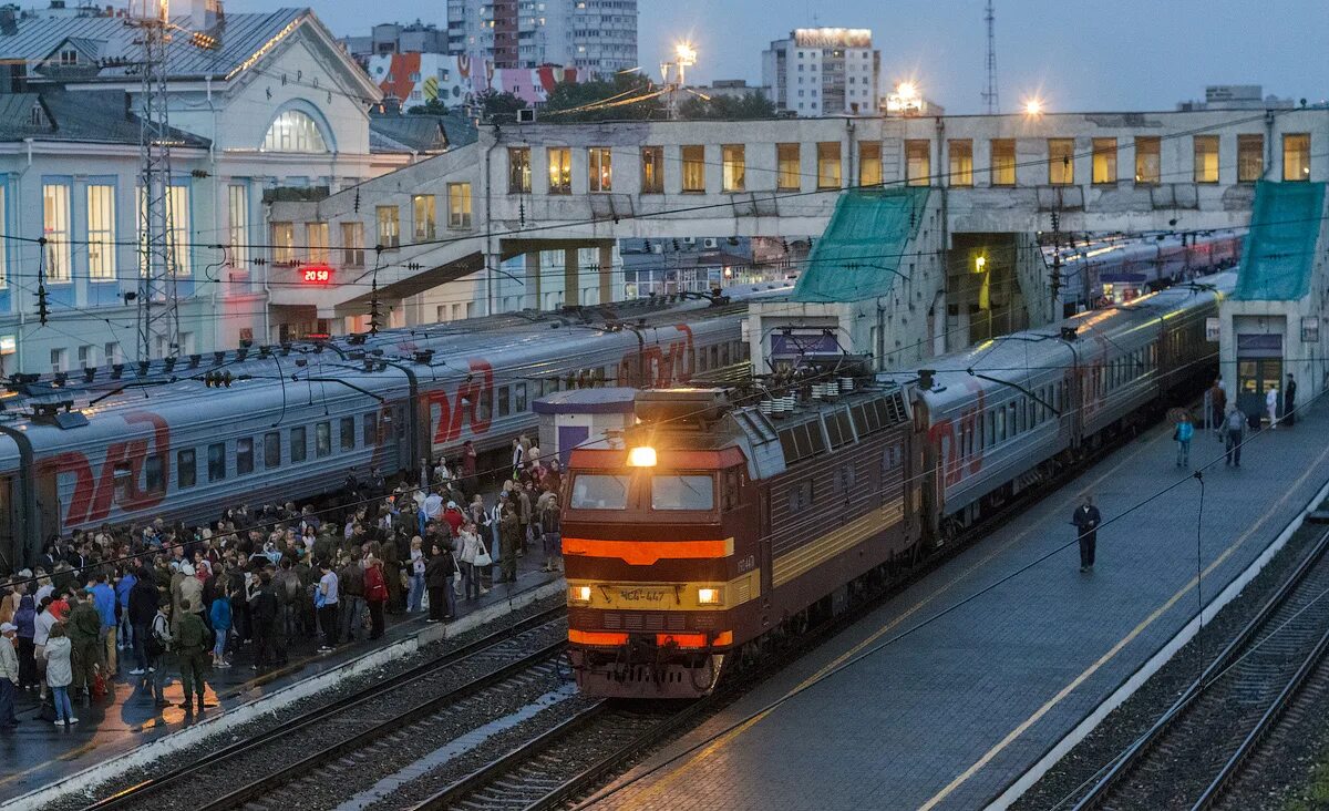 Пассажирские станции фото ЧС4Т-447 - Zdjęcie - RailGallery
