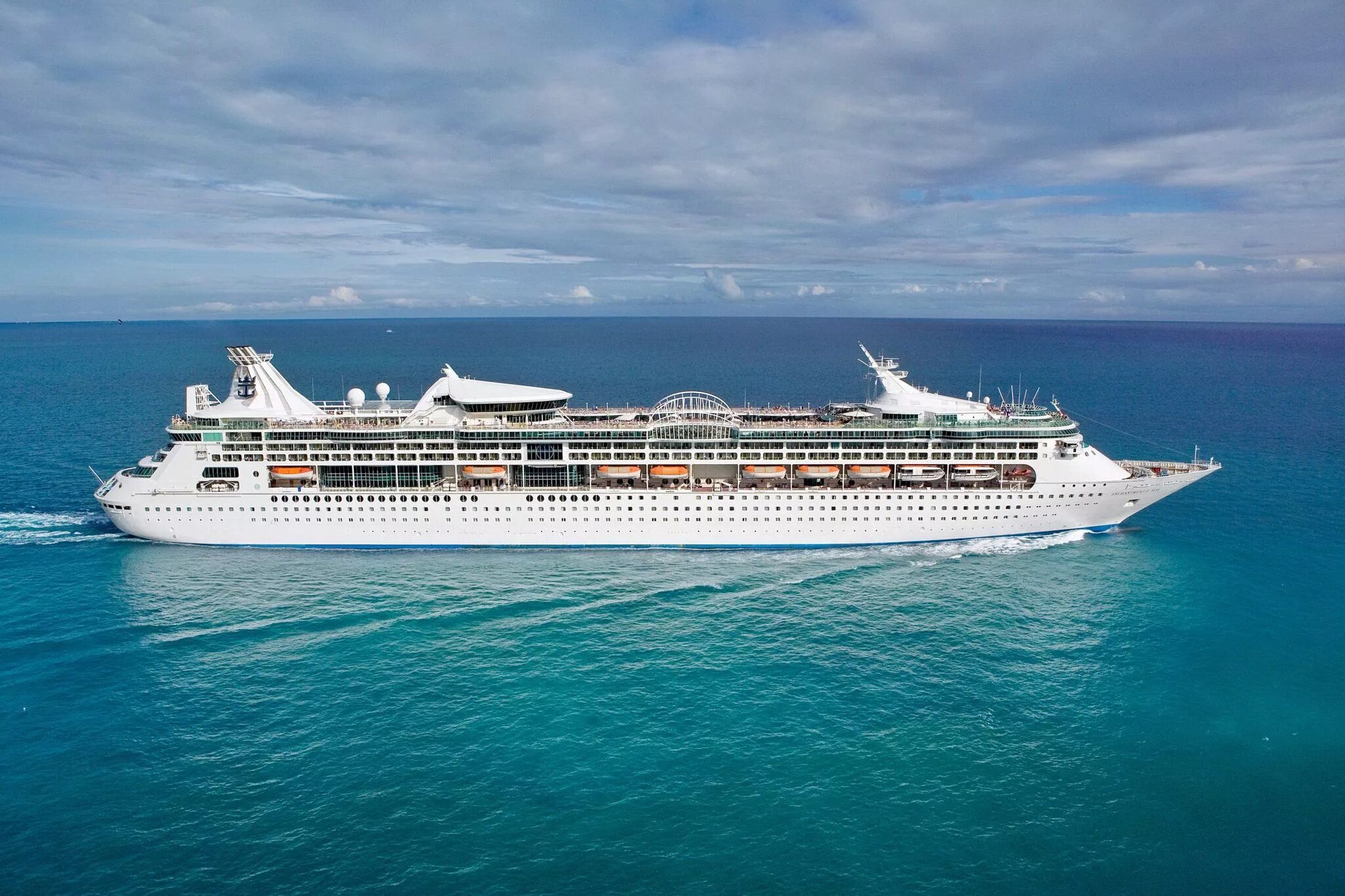 Пассажирские суда фото Круизный лайнер Enchantment of the Seas Очарование морей