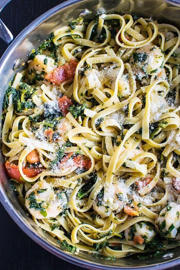 Паста домашняя рецепты приготовления с фото Shrimp, spinach, and tomato tangled up with al dente fettuccine in a garlic butt
