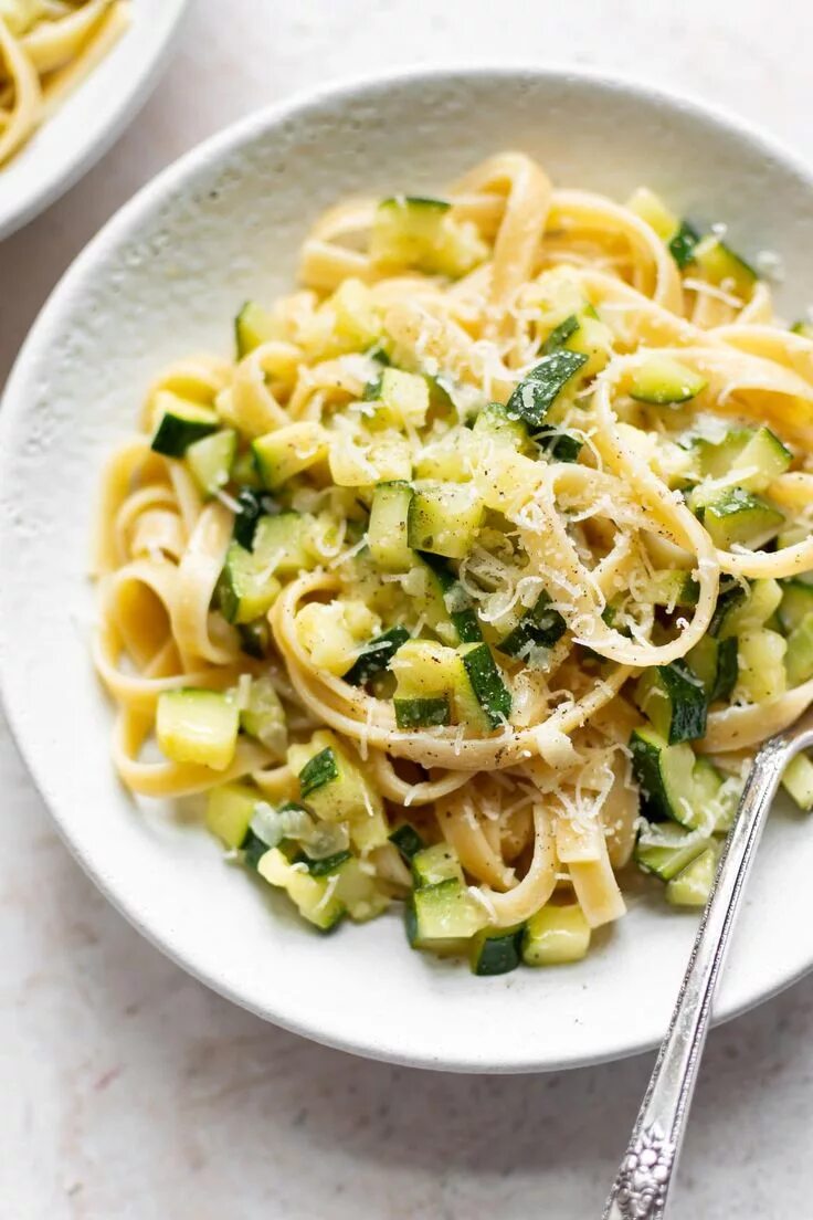 Паста из кабачков фото This easy summer zucchini pasta is a great way to use up extra zucchini! It's fa