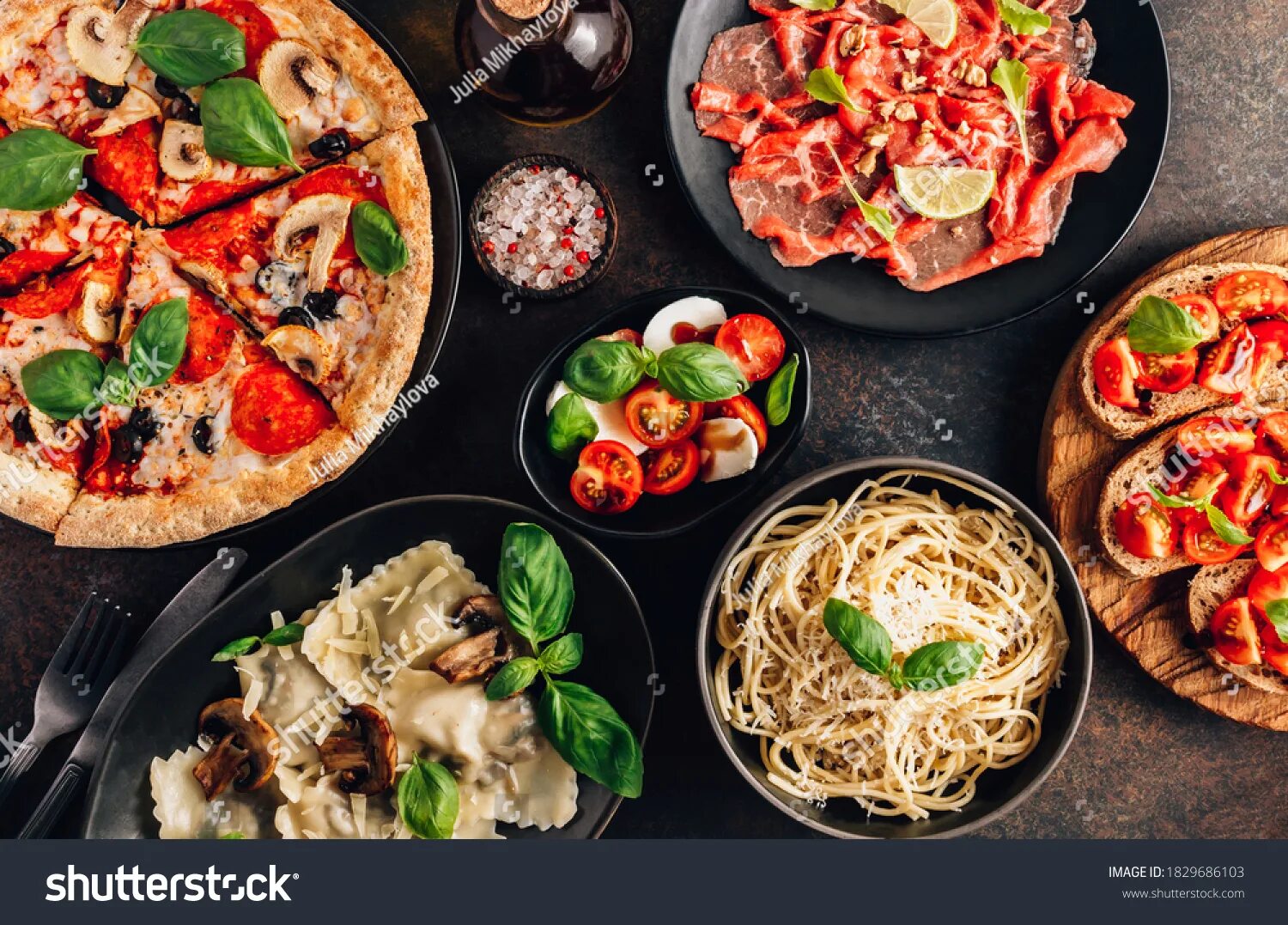 Паста пицца ул свободы 18 фото Italian food black pizza: фотографии, изображения, картинки Shutterstock