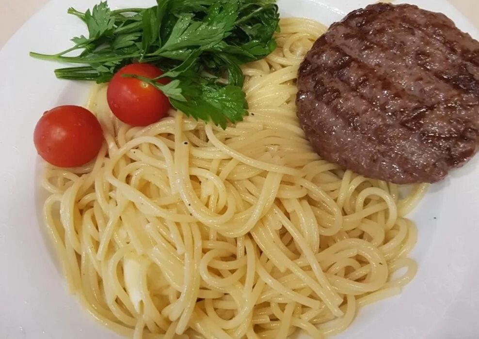 Паста с котлетами фото Макароны с котлетами - 3 рецепта, как вкусно приготовить