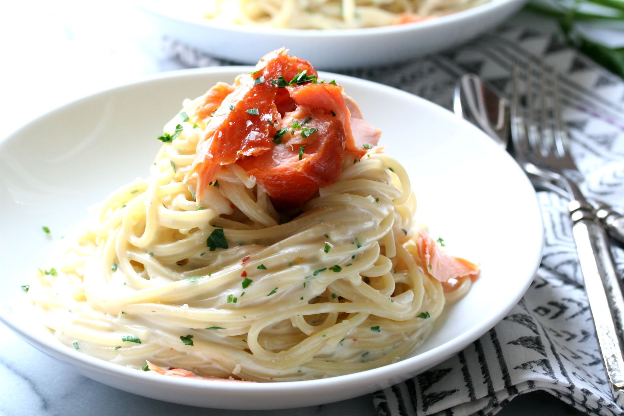 Паста с рыбой с фото Smoked Salmon Spaghetti Alfredo Dash of Savory Recipe Smoked salmon, Salmon spag