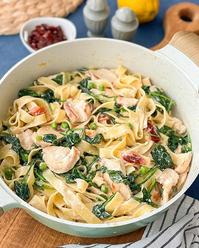 Паста с соусом рецепты с фото Сливочная паста с курицей и шпинатом Kolomoka.ru