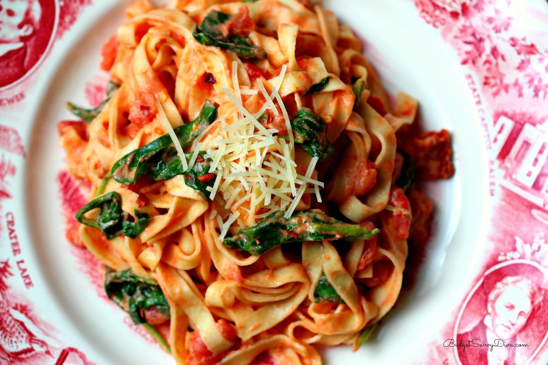 Паста с томатным соусом фото Cheesecake Factory Copycat: Sundried Tomato Fettuccine Recipe - Budget Savvy Div