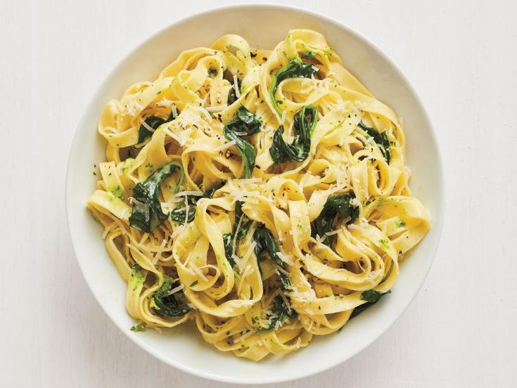 Паста вкусные рецепты с фото простые Fettuccine with Creamy Pesto Recipe Food network recipes, Creamy pesto, Spring p