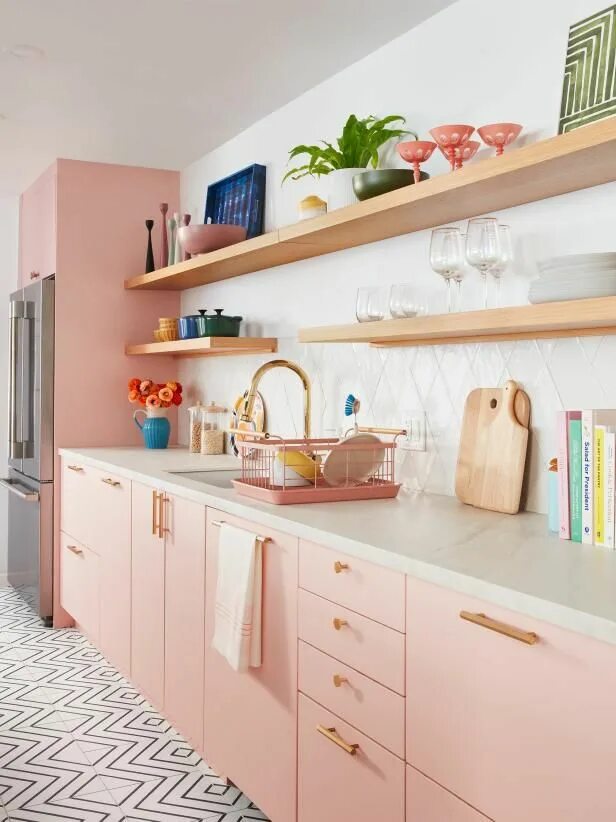 Пастельный интерьер кухни Tour the Pastel Pink Kitchen of Your Dreams Kitchen interior, Interior design ki