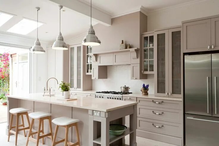Пастельный интерьер кухни 12 Essential Ingredients for a Traditional Kitchen Kitchen inspirations, Kitchen