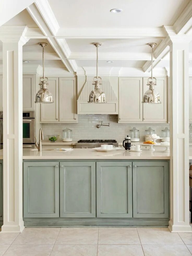 Пастельный интерьер кухни Industrial Pendant Lights in White Kitchen Kitchen cabinet colors, Chic kitchen,