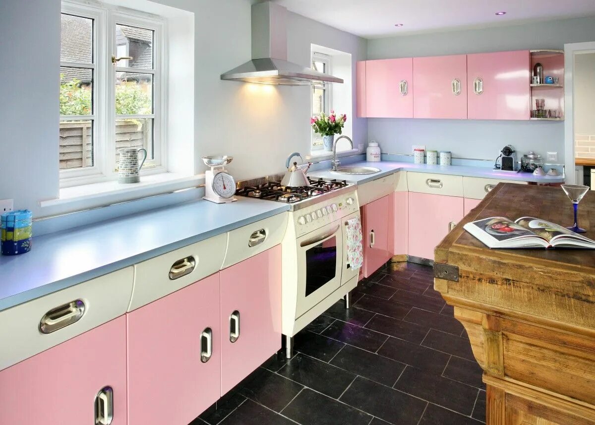 Пастельный интерьер кухни Buy yourself a retro 'English Rose' kitchen - Homes & Antiques Cocina de color p