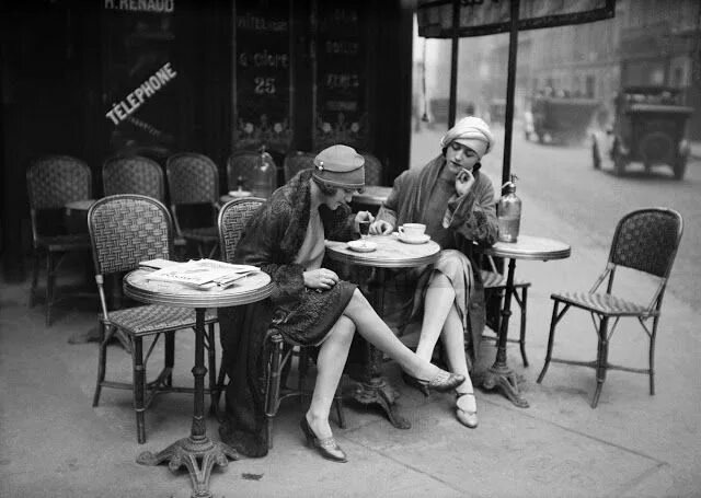 Паства ретро фото Americans in Paris: Solita Solano and Djuna Barnes in "Café Le Dome", 1925 Paris