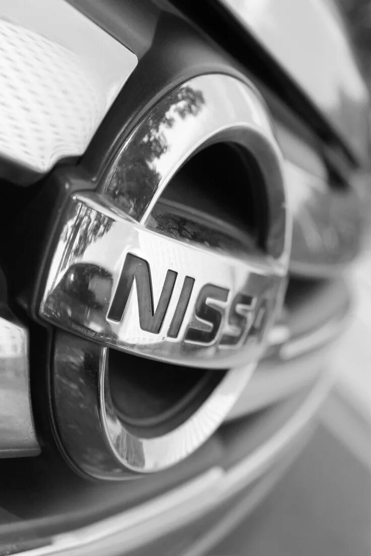 Пацан на значке ниссан фото NISSAN - CAR BADGE Coches