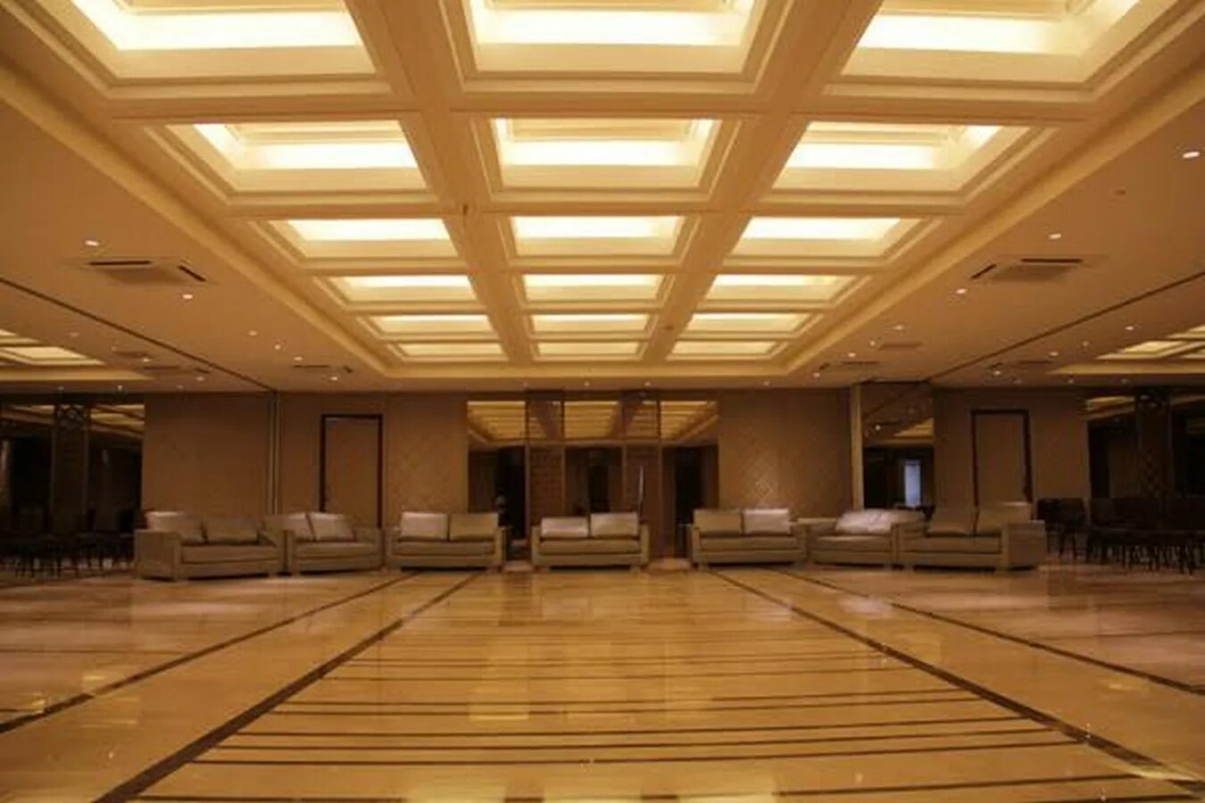 Пати холл ул машиностроителей 2б фото Garware Club House by Shashi Prabhu: A contemporary Combination of Balance and H