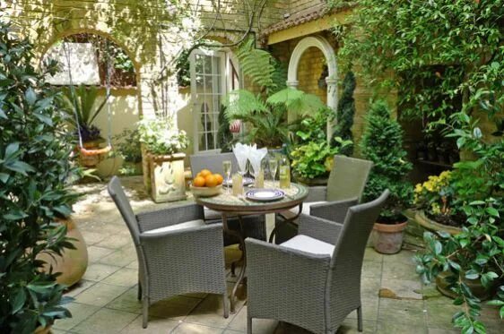 Патио что это такое в квартире фото The 2014 Chelsea Flower Show Begins! Apartment patio, Patio, Outdoor rooms