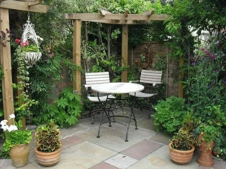 Патио своими руками на даче бюджетный вариант Top 10 Small Patio Decor Ideas Courtyard gardens design, Small courtyard gardens