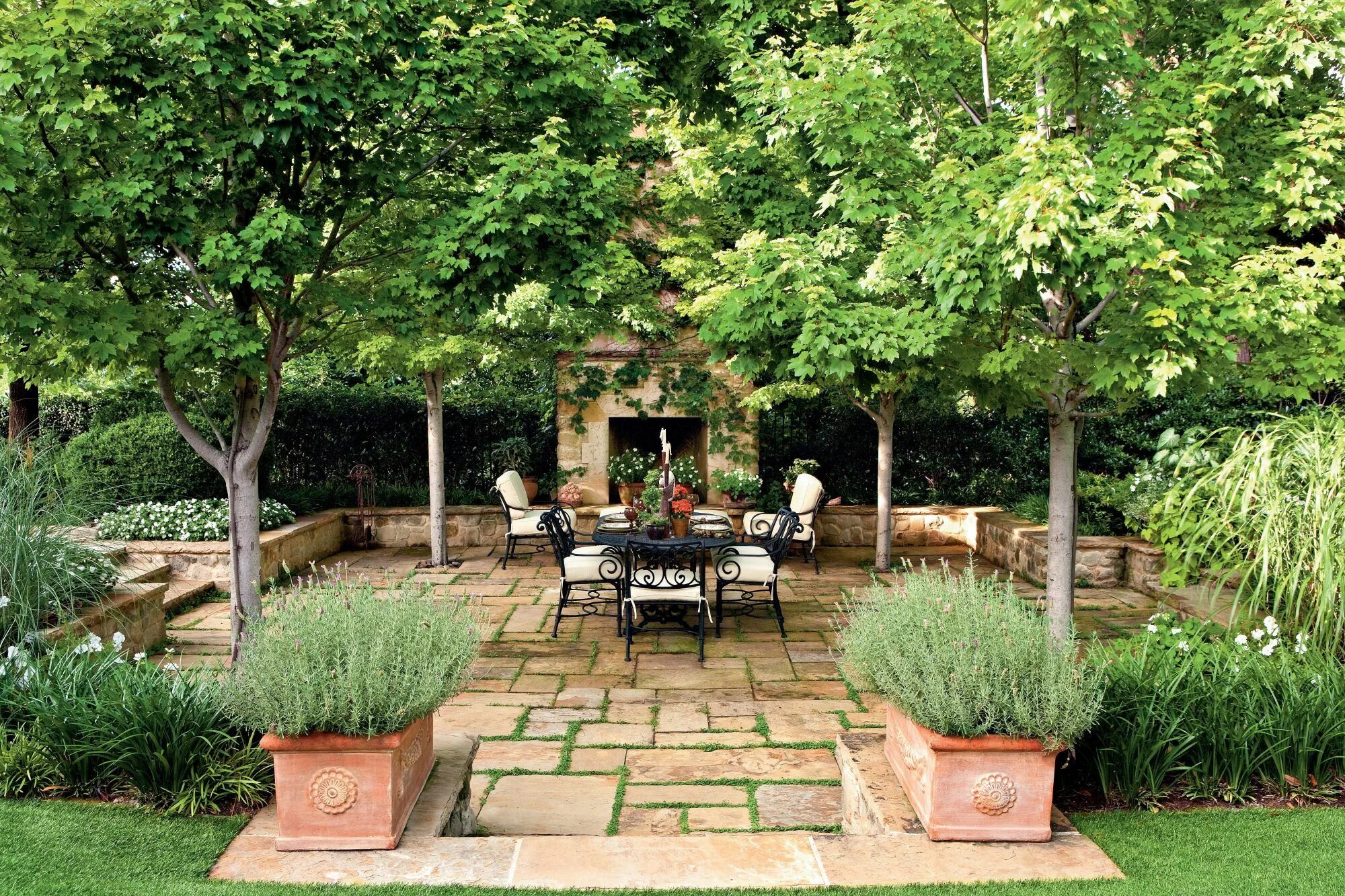 Патио в ландшафтном дизайне Classic Courtyards Courtyard gardens design, Backyard oasis, Backyard design