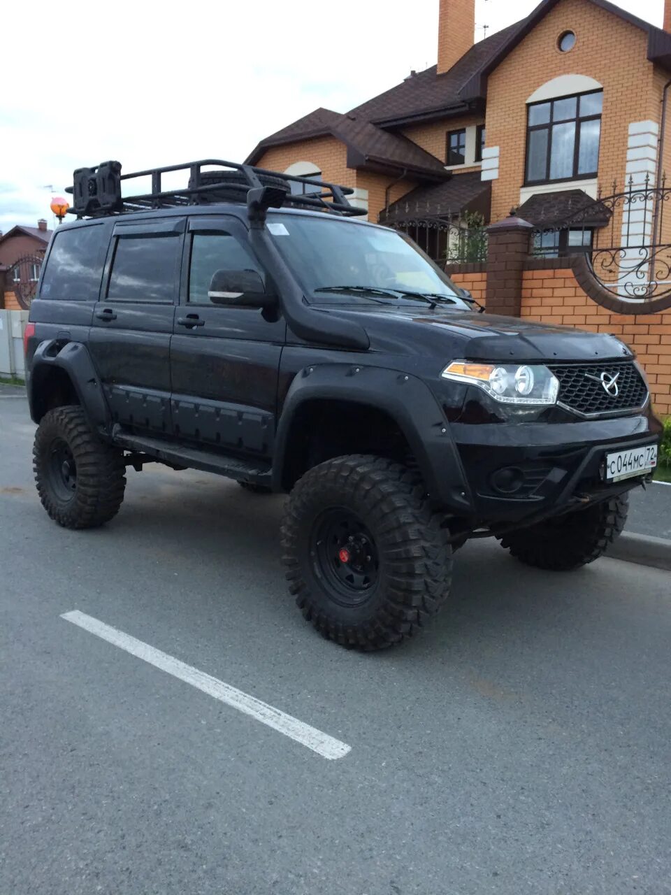 Патриот тюнинг для города фото Чёрный богатырь теперь с доспехами установил расширители арок фирмы Torbik - УАЗ