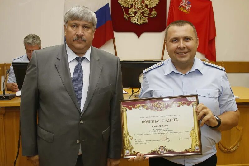 Пауков олег викторович фото Начальник подмосковного Главка Виктор Пауков вручил награды сотрудникам полиции