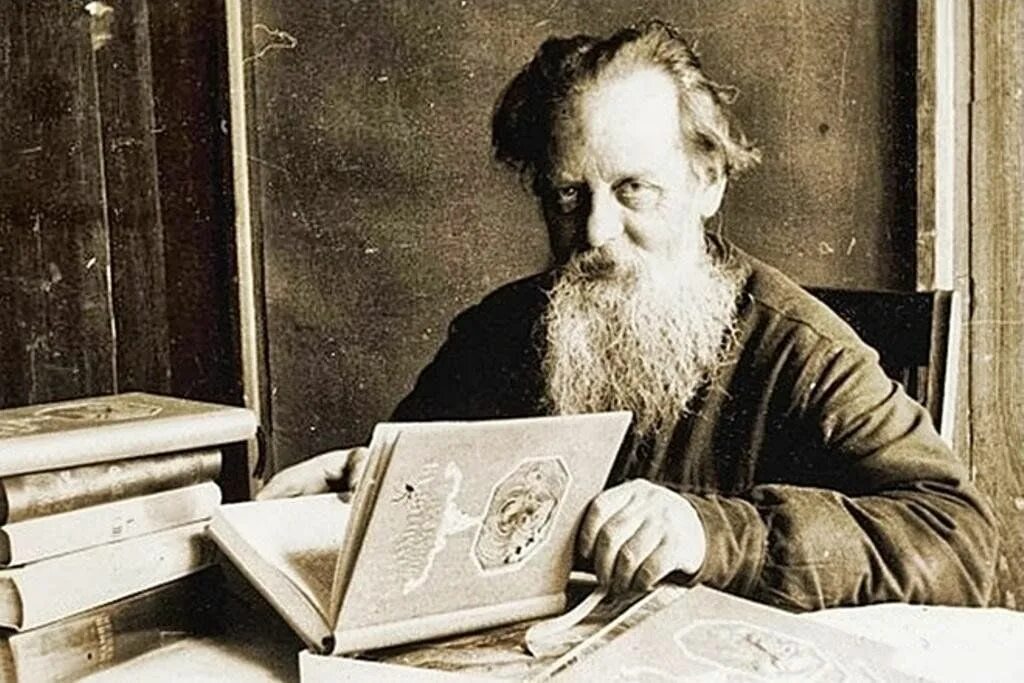 Павел бажов фото писателя Книжная выставка-обзор "Живое слово Павла Бажова" 2024, Зверево - дата и место п