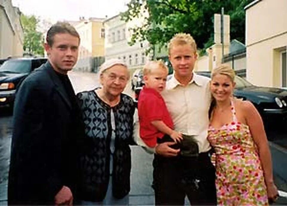 Павел буре фото детей Бабушка Павла Буре: Внук женится через два года - KP.RU