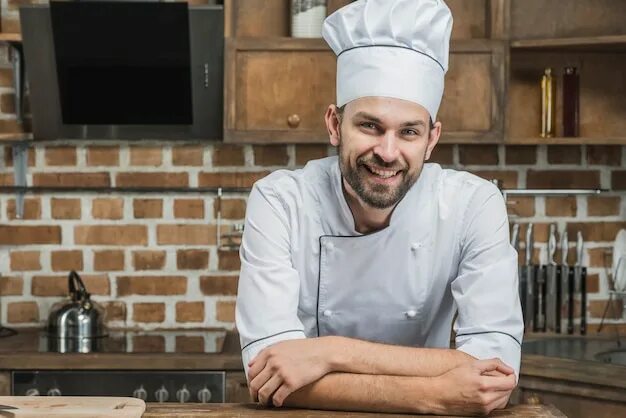 Павел чеша шеф повар краснодар фото Vista frontal do chef segurando um prato com bolo Foto Grátis