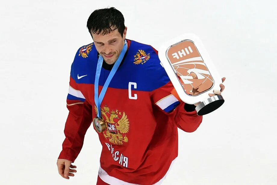 Павел дацюк фото Скандальное видео с ЧМ-2016: американец "помочился" в коньки Дацюка, за его имя 