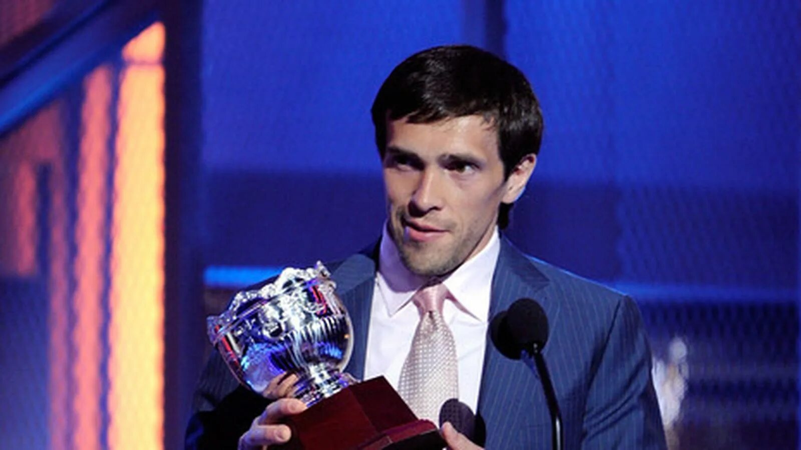 Павел дацюк фото Pavel Datsyuk beats Ryan Miller with Datsyukian deke - SBNation.com