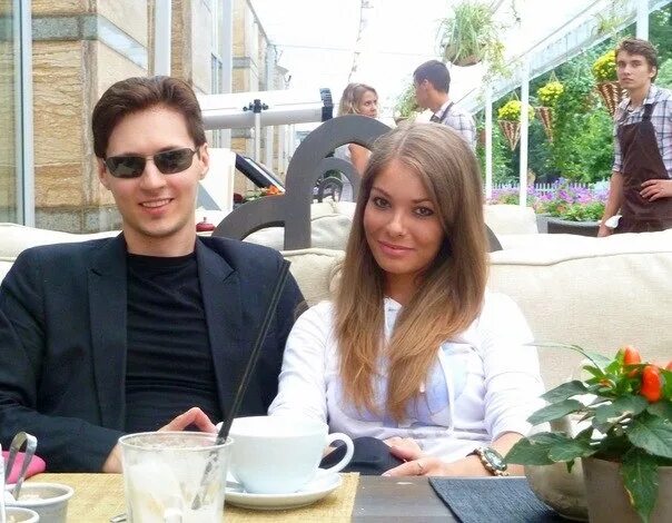 Павел дуров с девушкой фото Пин на доске Pavel Durov в 2024 г Смешные комплименты, Знаменитости, Известные л