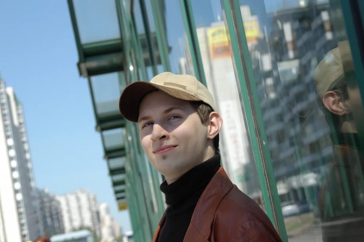 Павел дуров в кепке фото Forbes признал Павла Дурова самым богатым человеком в ОАЭ - МК Мурманск