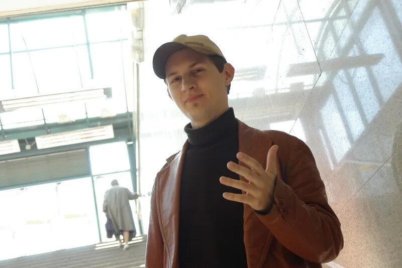 Павел дуров в кепке фото Павел Дуров рассказал, сколько денег на его банковском счете